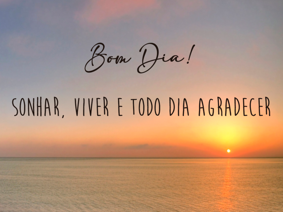 céu alaranjado, nascer do sol no horizonte com vista da praia paradisíaca, com a frase: Bom Dia! Sonhar, Viver e todo dia agradecer.